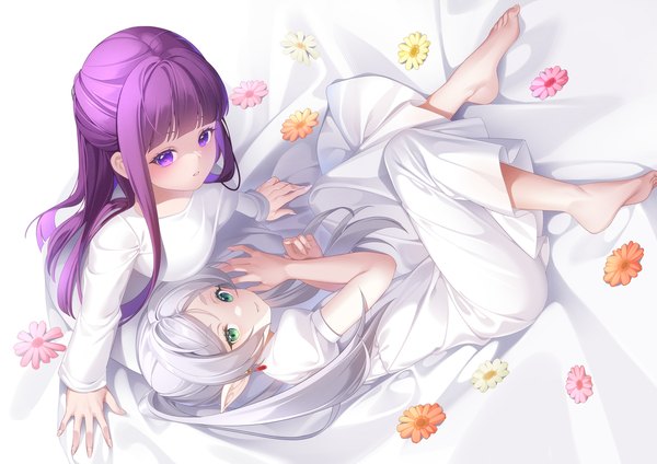 Anime-Bild 2263x1600 mit sousou no frieren frieren fern (sousou no frieren) minzieart long hair looking at viewer fringe highres sitting purple eyes multiple girls green eyes payot silver hair purple hair blunt bangs parted lips barefoot from above pointy ears