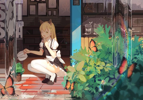 Anime-Bild 1101x774 mit original soulkiller (brz) single long hair looking at viewer blush fringe open mouth blonde hair hair between eyes green eyes animal ears full body outdoors blurry cat ears maid fang (fangs) high heels puffy sleeves