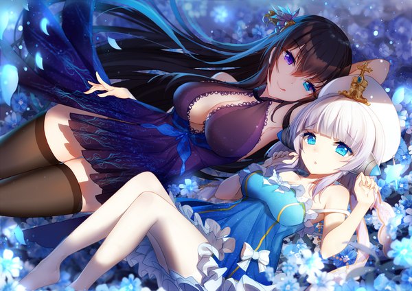 Anime picture 1920x1357 with shenwuyue bison cangshu long hair looking at viewer fringe highres short hair breasts blue eyes light erotic black hair hair between eyes large breasts bare shoulders multiple girls payot silver hair lying blunt bangs on back