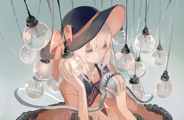 Anime picture 1000x655 with touhou komeiji koishi clea single short hair simple background blonde hair holding looking away light smile grey eyes girl hat frills hat ribbon eyeball cable light bulb