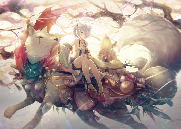 Anime-Bild 2240x1600 mit original yatsuha (hachiyoh) single long hair fringe highres smile animal ears silver hair aqua eyes hair over one eye side ponytail scar riding girl plant (plants) animal tree (trees) tassel pom pom (clothes)