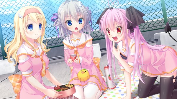 Anime-Bild 1024x576 mit lilium x triangle hirose yuuna haruka (lilium x triangle) hirose sana usashiro mani piyodera mucha long hair blush fringe short hair open mouth blue eyes blonde hair smile red eyes wide image sitting twintails multiple girls holding