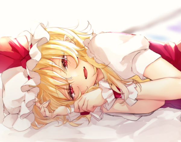 Anime-Bild 1202x941 mit touhou flandre scarlet honotai single long hair open mouth blonde hair red eyes upper body lying :d puffy sleeves on side girl hat bonnet