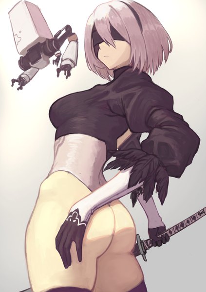 Anime-Bild 1062x1505 mit nier nier:automata yorha no. 2 type b pod (nier:automata) janoukyo19 single tall image fringe short hair breasts light erotic simple background standing white background holding silver hair ass gradient background ass visible through thighs blindfold