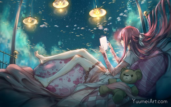 Аниме картинка 2000x1250 с убежище (муз. видео) rin (shelter) yuumei один (одна) длинные волосы чёлка высокое разрешение держать красные волосы босиком голые ноги ножки причёска мальвинка фэнтези девушка животное подушка игрушка рыба (рыбы) плюшевая игрушка