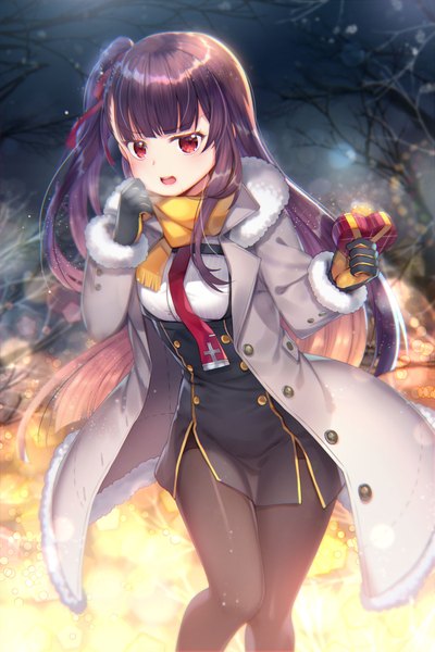 Аниме картинка 1500x2250 с girls frontline wa2000 (girls frontline) capura lin один (одна) длинные волосы высокое изображение смотрит на зрителя румянец чёлка открытый рот красные глаза стоя держать пейсы фиолетовые волосы на улице прямая чёлка размыто ночь поднятые руки