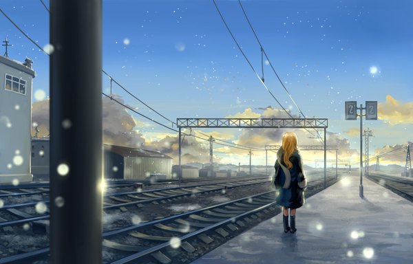 Anime picture 1600x1024 with original tagme (artist) single blonde hair looking away sky cloud (clouds) snowing winter snow landscape waiting girl boots building (buildings) coat train station