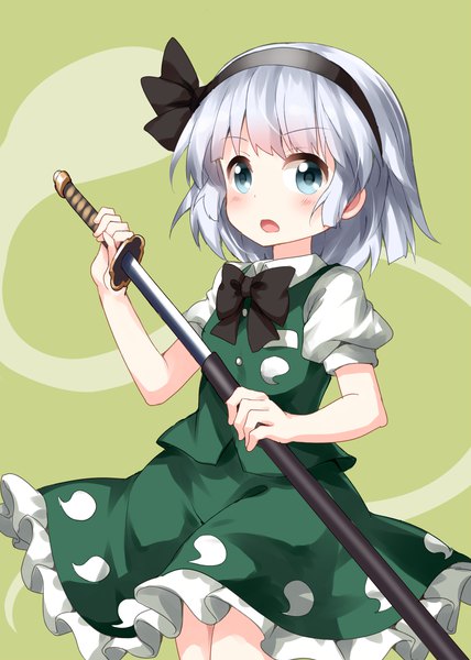 Anime picture 1000x1400 with touhou konpaku youmu myon ruu (tksymkw) single tall image looking at viewer blush short hair open mouth blue eyes simple background silver hair puffy sleeves green background unsheathing girl skirt weapon sword