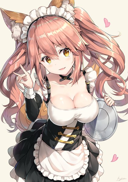 イラスト 967x1379 と Fateシリーズ fate/grand order tamamo (fate) (all) キャス狐 リン☆ユウ ソロ 長髪 長身像 カメラ目線 赤面 前髪 おっぱい 開いた口 light erotic simple background hair between eyes ツインテール holding signed 獣耳