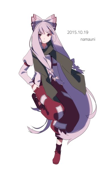 Anime picture 940x1440 with touhou fujiwara no mokou namauni single tall image fringe simple background red eyes white background signed looking away purple hair bent knee (knees) very long hair dated standing on one leg hand in pocket girl bow hair bow