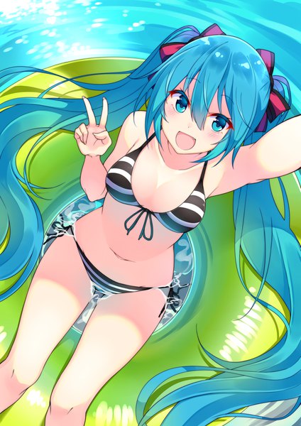 イラスト 2893x4092 と ボーカロイド 初音ミク suruga (xsurugax) ソロ 長身像 カメラ目線 赤面 前髪 highres 開いた口 light erotic hair between eyes ツインテール very long hair :d arm up aqua eyes from above aqua hair lens flare