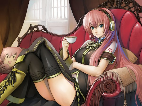 Anime picture 1000x750 with vocaloid megurine luka kurojishi (artist) single long hair looking at viewer fringe blue eyes smile hair between eyes sitting bare shoulders holding pink hair indoors very long hair bare belly tattoo zettai ryouiki crossed legs
