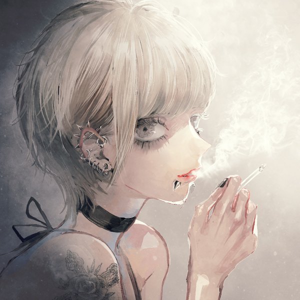 イラスト 1000x1000 と オリジナル 夢乃ゆめ ソロ カメラ目線 前髪 短い髪 simple background 肩出し holding white hair blunt bangs nail polish parted lips プロフィール light smile grey background grey eyes 刺青 lipstick piercing