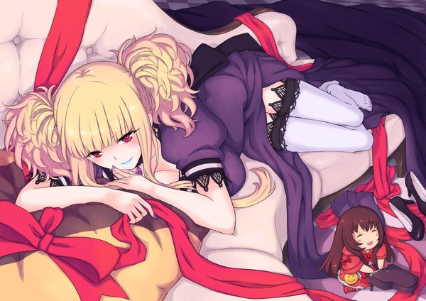 Anime picture 2046x1447 with aoki hagane no arpeggio kongou (aoki hagane no arpeggio) maya (aoki hagane no arpeggio) moonhackle long hair looking at viewer blush highres blonde hair red eyes chibi girl thighhighs dress bow ribbon (ribbons) white thighhighs couch