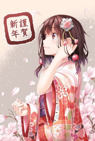 Аниме картинка 811x1200 с оригинальное изображение yuuri nayuta один (одна) высокое изображение короткие волосы чёрные волосы красные глаза смотрит в сторону традиционная одежда японская одежда девушка украшения для волос цветок (цветы) лепестки кимоно кандзаши