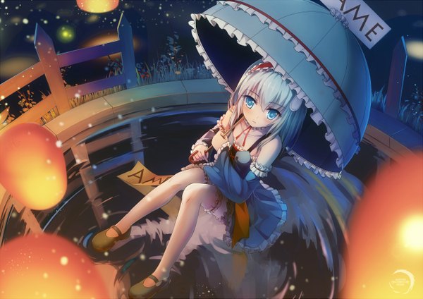 Anime picture 1300x919 with xiaoyin li single looking at viewer blush fringe short hair blue eyes sitting holding blue hair bent knee (knees) white hair long sleeves multicolored hair from above night wide sleeves reflection gradient hair girl