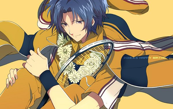Anime picture 900x571 with prince of tennis yukimura seiichi nic (kevin) single looking at viewer short hair simple background purple eyes blue hair dated yellow background happy birthday boy uniform flower (flowers) gym uniform wristlet wreath tennis racket