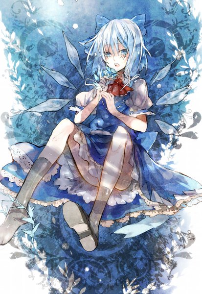Аниме картинка 1000x1453 с touhou cirno susu (artist) один (одна) высокое изображение короткие волосы открытый рот голубые глаза синие волосы девушка платье цветок (цветы) бант бант для волос крылья носки носки (чёрные)