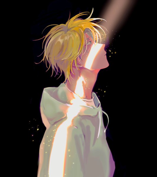 イラスト 2479x2793 と banana fish mappa アッシュ・リンクス 糖森君 ソロ 長身像 前髪 highres 短い髪 青い目 金髪 hair between eyes upper body プロフィール sunlight sparkle floating hair black background looking up sunbeam