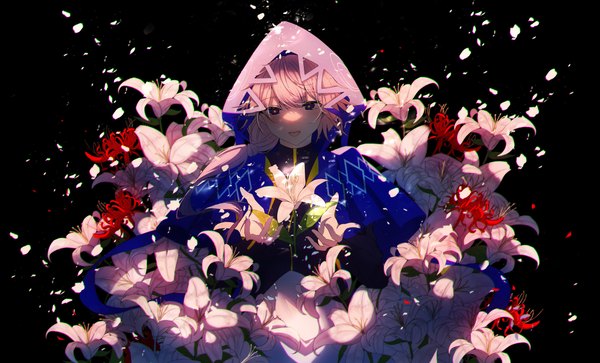 Аниме картинка 4960x3000 с виртуальный ютубер kamitsubaki studio virtual kaf kaf (kamitsubaki studio) re:rin один (одна) длинные волосы смотрит на зрителя высокое разрешение открытый рот широкое изображение розовые волосы absurdres :d чёрный фон затенённое лицо девушка цветок (цветы) капюшон лилия