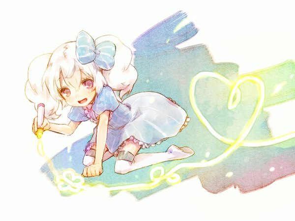 Anime picture 1000x750 with original ameiro (artist) single short hair open mouth twintails white hair pink eyes no shoes kneeling short twintails heart of string girl thighhighs dress bow hair bow white thighhighs heart blue dress