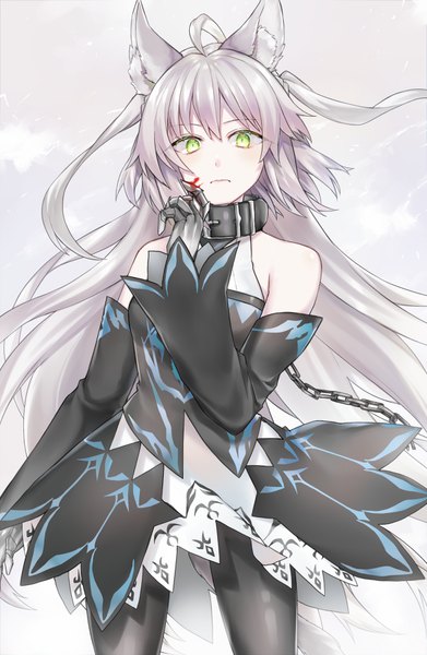 Anime picture 587x900 with fate (series) fate/grand order atalanta (fate) atalanta (alter) (fate) shiao single long hair tall image looking at viewer fringe simple background hair between eyes standing bare shoulders green eyes animal ears silver hair ahoge tail animal tail