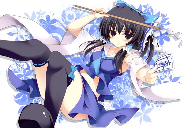 Anime picture 1122x794 with touhou hakurei reimu kusano (torisukerabasu) long hair blush blue eyes black hair zettai ryouiki miko alternate color girl thighhighs skirt bow black thighhighs hair bow detached sleeves miniskirt skirt set gohei