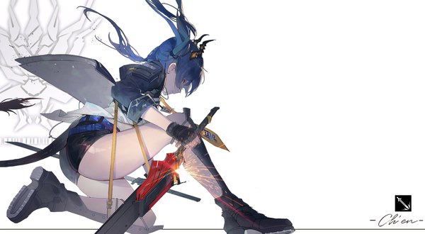 Anime-Bild 1500x825 mit arknights ch'en (arknights) kuroduki (pieat) single long hair wide image white background twintails blue hair tail profile horn (horns) bare legs character names low twintails dragon girl dragon tail unsheathing girl gloves