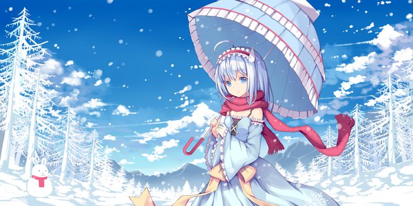 Anime picture 4000x2000 with original hzyang single long hair looking at viewer highres smile wide image bare shoulders holding sky silver hair cloud (clouds) ahoge outdoors aqua eyes wind wide sleeves snowing winter