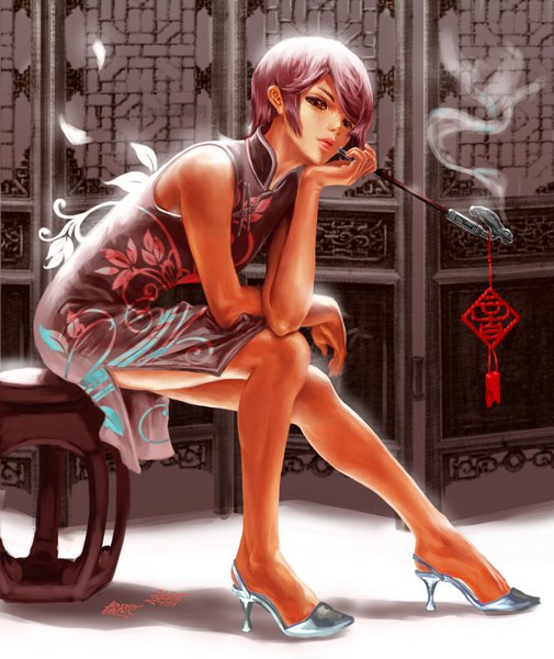 イラスト 2953x3508 と ボーカロイド meiko 廢鐵 長身像 highres 短い髪 赤い目 茶色の髪 座る chinese clothes smoke smoking 女の子 中国服