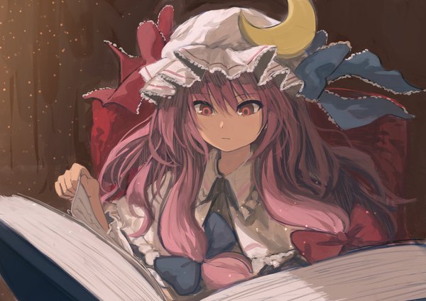 Anime picture 1637x1157 with touhou patchouli knowledge berabou single long hair fringe simple background red eyes payot pink hair upper body sparkle looking down brown background reading girl ribbon (ribbons) bow hair bow hat