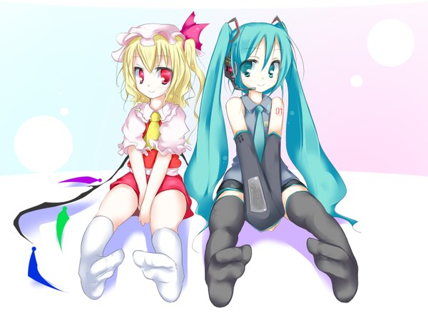 Anime picture 1600x1200 with touhou vocaloid hatsune miku flandre scarlet oouso (usotsukiya) long hair short hair blonde hair smile red eyes sitting twintails multiple girls full body aqua eyes aqua hair one side up crossover girl thighhighs