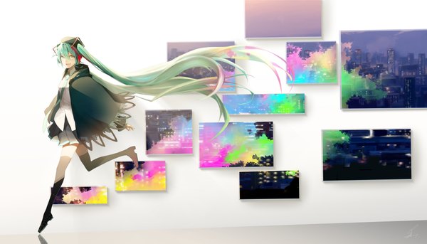 イラスト 4013x2298 と ボーカロイド 初音ミク saihate (d3) ソロ カメラ目線 前髪 highres 開いた口 simple background 笑顔 hair between eyes wide image ツインテール absurdres 全身 bent knee (knees) very long hair :d pleated skirt aqua eyes