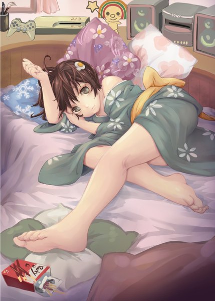 Anime-Bild 1066x1491 mit nisemonogatari shaft (studio) monogatari (series) sony araragi tsukihi hpflower (artist) single tall image blush short hair black hair bare shoulders ahoge lying traditional clothes japanese clothes barefoot grey eyes legs girl