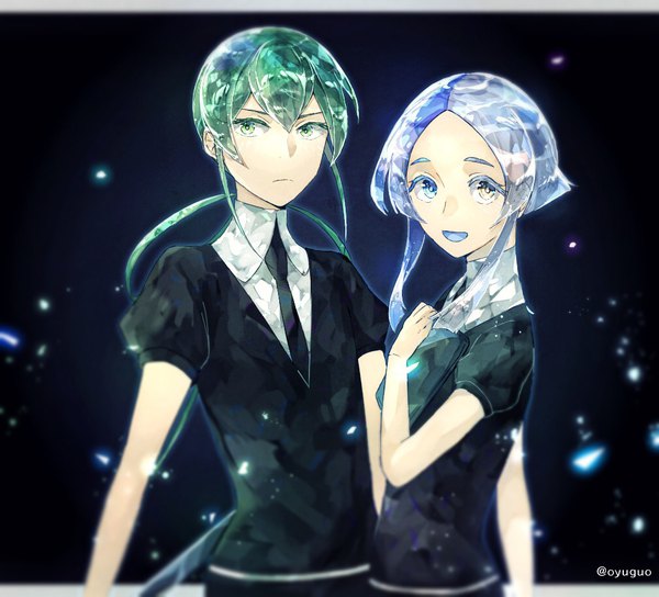 Anime-Bild 1010x916 mit houseki no kuni jade (houseki no kuni) euclase (houseki no kuni) ryokued long hair looking at viewer fringe short hair open mouth simple background green eyes signed payot upper body multicolored hair green hair two-tone hair puffy sleeves twitter username heterochromia
