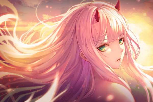 Anime picture 1192x800 with darling in the franxx studio trigger zero two (darling in the franxx) inho song single long hair looking at viewer fringe bare shoulders green eyes pink hair upper body outdoors looking back horn (horns) wind girl