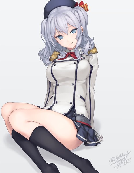 イラスト 697x900 と 艦隊これくしょん 鹿島(艦これ) 六羽田トモエ ソロ 長髪 長身像 カメラ目線 前髪 light erotic 座る ツインテール signed light smile grey hair grey eyes no shoes dated 女の子 制服 ソックス