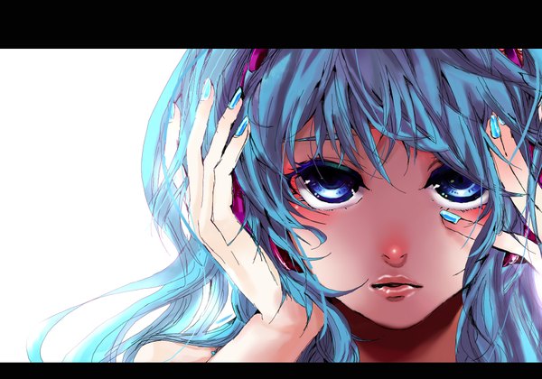 イラスト 2000x1400 と ボーカロイド 初音ミク akiakane 長髪 highres 青い髪 nail polish lips close-up face 青ネイルカラー 女の子 腕