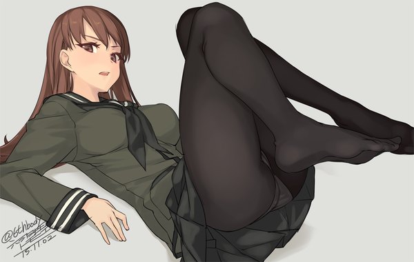 Anime picture 900x571 with kantai collection ooi light cruiser rokuwata tomoe single long hair looking at viewer fringe open mouth light erotic brown hair brown eyes signed grey background no shoes dated reclining girl uniform pantyhose serafuku