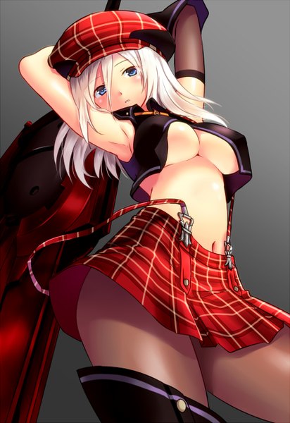 イラスト 894x1300 と ゴッドイーター god eater burst ufotable アリサ・イリーニチナ・アミエーラ rosa tsubomi ソロ 長髪 長身像 カメラ目線 赤面 おっぱい 青い目 light erotic simple background white hair grey background armpit (armpits) へそ出し 下乳 arms behind head