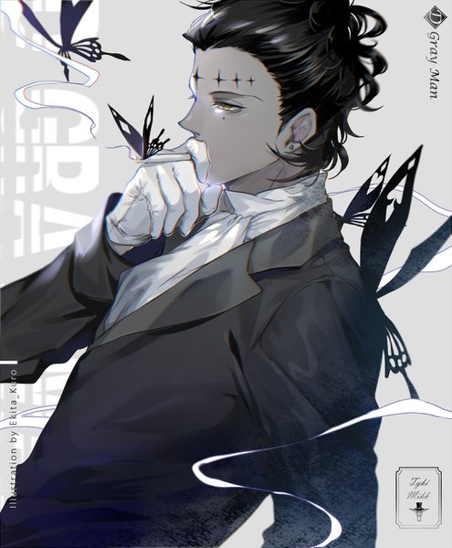 イラスト 1121x1360 と ディー・グレイマン tyki mikk Ekita玄 ソロ 長身像 短い髪 黒髪 simple background holding signed 黄色眼 looking away upper body プロフィール grey background ほくろ copyright name character names 泣きぼくろ smoke