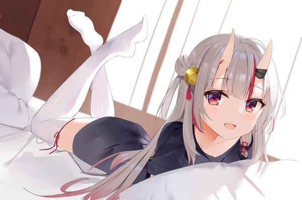 Anime picture 5683x3774 with virtual youtuber hololive nakiri ayame zhiyou ruozhe single long hair looking at viewer blush fringe highres open mouth smile red eyes absurdres silver hair lying :d multicolored hair horn (horns) two-tone hair