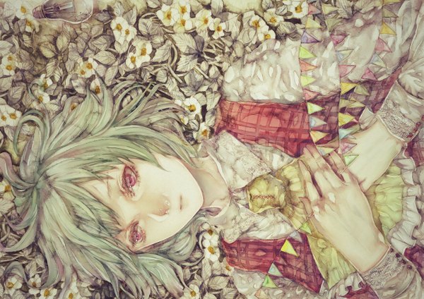 Аниме картинка 1273x900 с touhou казами юка yogisya один (одна) короткие волосы лёжа розовые глаза зелёные волосы девушка цветок (цветы) рубашка белая рубашка жилет пластрон (галстук)