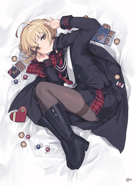 Anime picture 600x815 with fate (series) fate/grand order artoria pendragon (all) mysterious heroine x (alter) (fate) mysterious heroine x alter (first ascension) (fate) naguri single tall image looking at viewer blush fringe short hair blonde hair signed yellow eyes full body ahoge bent knee (knees) lying braid (braids)