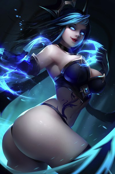 Anime-Bild 850x1282 mit league of legends evelynn (league of legends) liuzexiong single long hair tall image looking at viewer breasts blue eyes light erotic black hair smile large breasts standing bare shoulders ass multicolored hair realistic two-tone hair bare belly