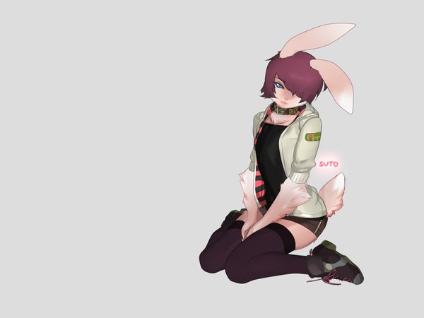 Anime picture 1280x960 with original suto (artist) single looking at viewer fringe short hair blue eyes simple background sitting animal ears pink hair purple hair tail animal tail hair over one eye grey background bunny ears kneeling bunny girl bunny tail