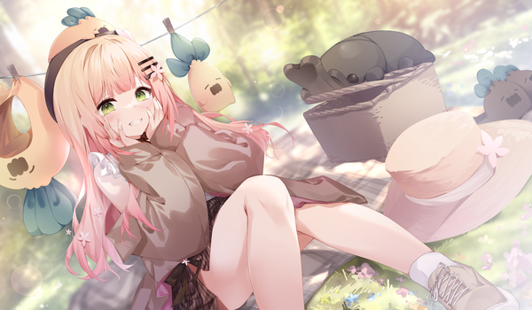 Anime-Bild 4725x2756 mit virtual youtuber hololive momosuzu nene nekko (momosuzu nene) momosuzu nene (2nd costume) pola (1021) single long hair looking at viewer fringe highres blonde hair smile wide image sitting green eyes absurdres outdoors bare legs dutch angle
