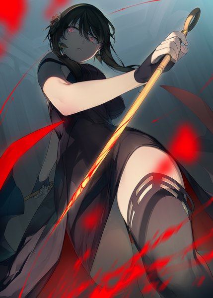 Anime-Bild 1000x1399 mit spy x family yor briar tatami to hinoki single long hair tall image fringe breasts black hair hair between eyes red eyes standing holding looking away from below shaded face dual wielding frown bloody weapon girl