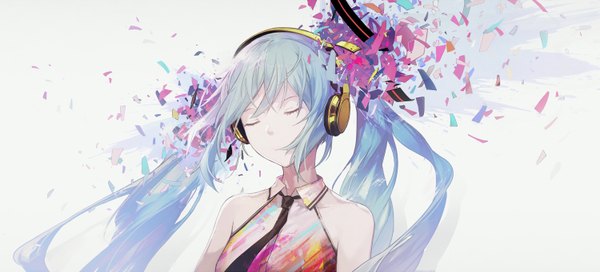 イラスト 3000x1364 と ボーカロイド 初音ミク kieed ソロ 長髪 前髪 highres simple background hair between eyes wide image 白背景 ツインテール payot eyes closed aqua hair floating hair 女の子 ネクタイ ヘッドフォン ジレー