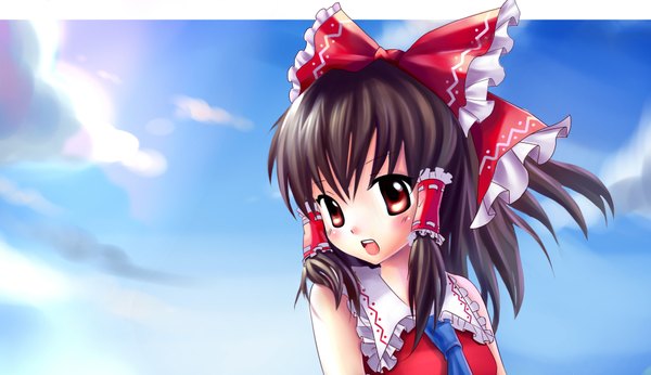 Anime picture 1952x1128 with touhou hakurei reimu single looking at viewer blush fringe highres open mouth black hair red eyes wide image bare shoulders sky cloud (clouds) upper body head tilt girl bow